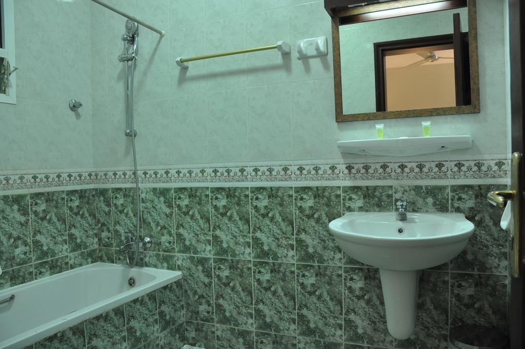 Sahara Hotel Apartments Mascate Esterno foto